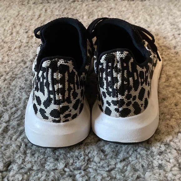Super cute Adidas Swift Run shoes size 8 - Picture 2 of 7